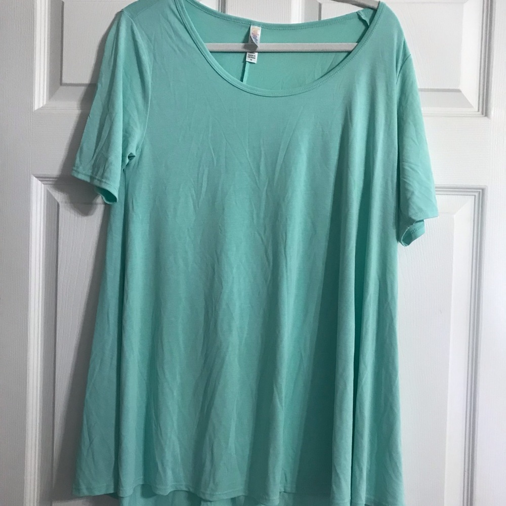 Medium Lularoe Perfect T